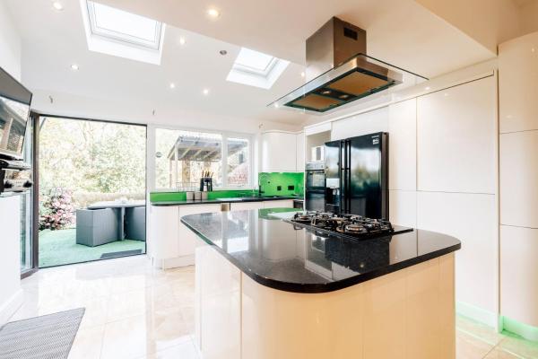 Luxury Unique Townhouse with Hottub & Pizza Oven, Book Villa Bolton Greater Manchester