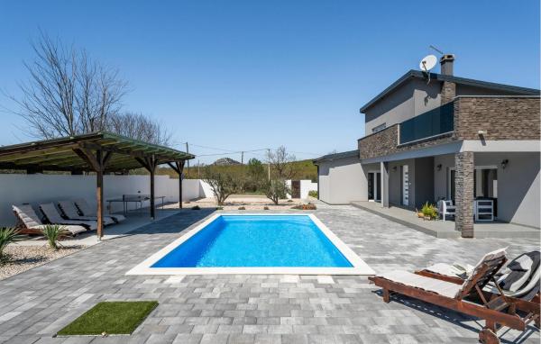 Stunning Home In Stankovci, Book Feriehus Hoteller i Zadar County med pool, Swimmingpool
