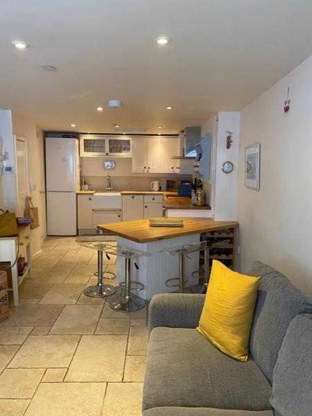 Reduced rates for this month! Beautiful cottage, 3 stories high with upstairs courtyard and set in an amazing location! The fantastic newly developed Town Mill with restaurants and craft shops on your doorstep Also only 2 minutes to the sea! , Sleeps 4, Book Feriehus Lyme Regis 