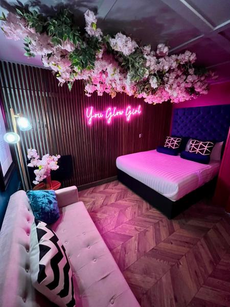 Manchester's ONLY private party suite for 12 with Makeup Room, Book Lejlighedshotel Manchester Manchester og omegn
