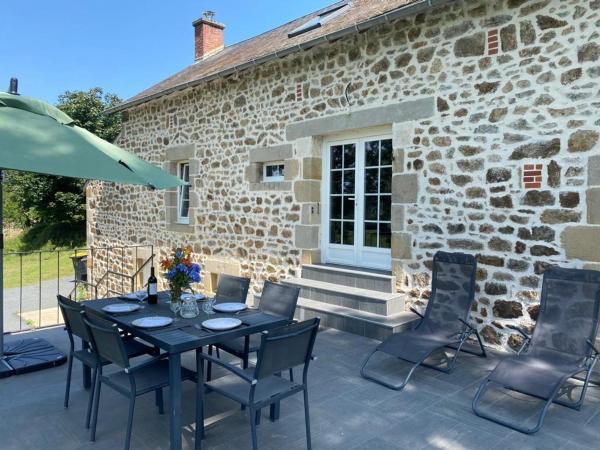 Gîte rural rénové avec charme à Marcillat, jardin et terrasse - FR-1-489-369, Book Feriehus Hoteller i Rhône-Alps med parkering, Parkering