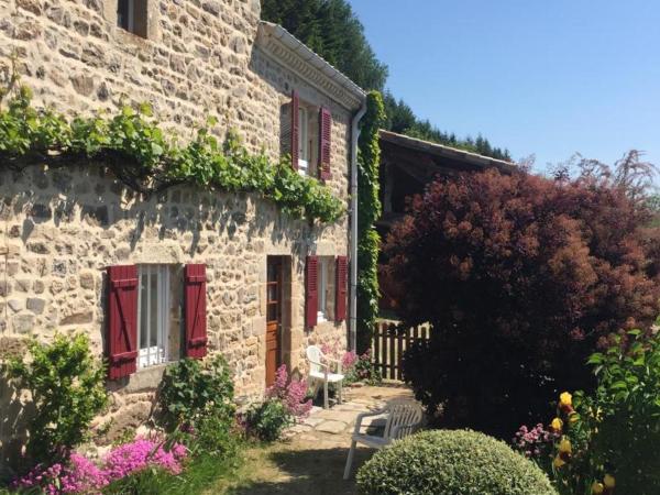 Charmant gîte au cœur du Pilat avec wifi et cheminée - FR-1-496-255, Book Feriehus Hoteller i Rhône-Alps med parkering, Parkering