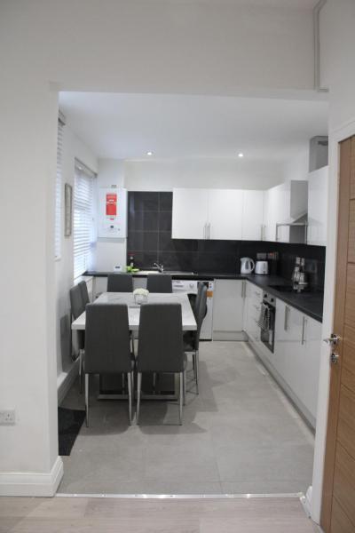 Beautiful, Spacious, Old Trafford home, Book Feriehus Trafford Villas, Villa