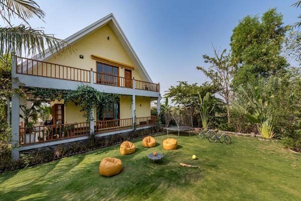 SaffronStays Happy Fields - Swimming pool farmhouse with farm views, hammocks & farm-to-table dining near Pune, Book Villa Hoteller i New Delhi med pool, Swimmingpool