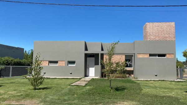 Casa con pileta y parrilla en barrio privado, 2 dormitorios, Book Feriehus Hoteller i General Roca med parkering, Parkering