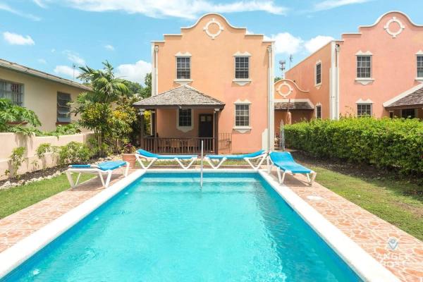 2-Story Townhome with Private Pool, Ideal for Group!, Book Feriehus Christ Church 