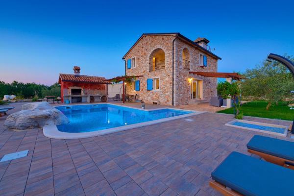 Relax house surrounded by olives and vineyard, Book Villa Stifanići Central Istria