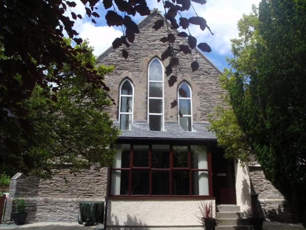 Holy Waters, Book Feriehus Staveley Cumbria