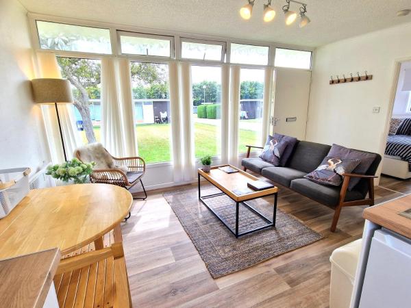 197 Broadside Holiday Chalet near Broads & Beaches, Book Chalet Stalham 