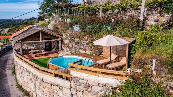 Chalé dos Penedos, sossego e piscina privada, Book Chalet Moncao Minho