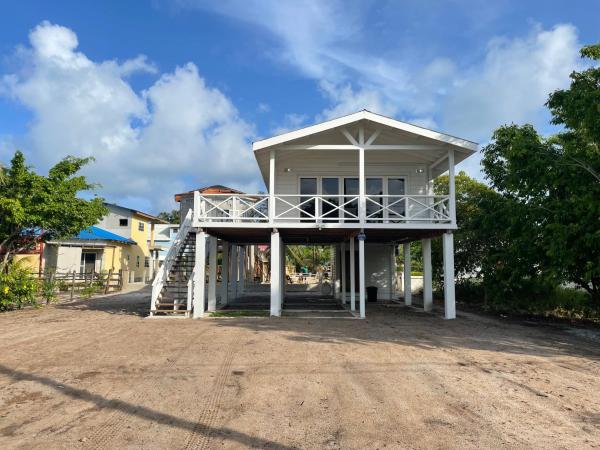Sound of The Sea-walking distance to everything, Book Feriehus Placencia Village 
