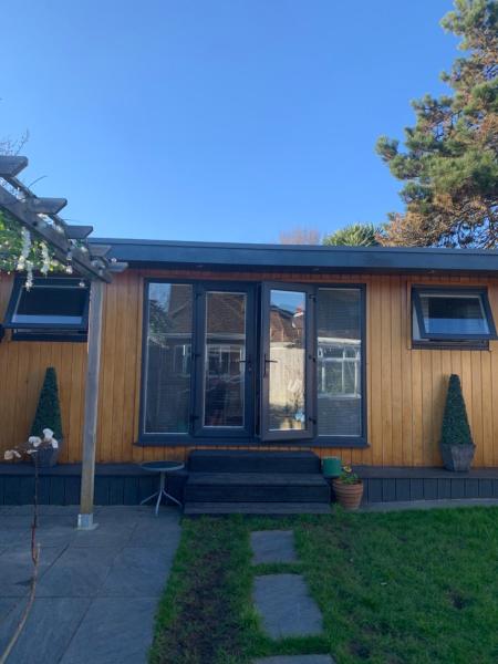 Lindas LODGE Free PARKING air con plus provisions included, Book Feriehus Hove Brighton & Hove