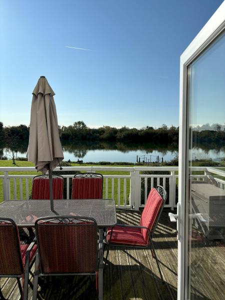 Dog-Friendly Lakefront Escape w Brand New Decking, Book Feriehus Merseyside Villas, Villa