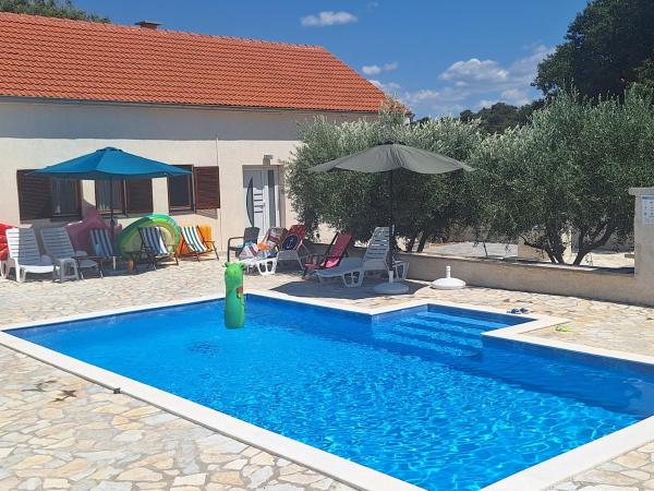 Kuća za odmor Mira blizu Biograda na moru, Book Feriehus Hoteller i Zadar County med pool, Swimmingpool