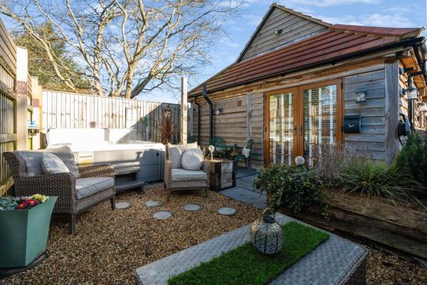 Countryside Barn with Hot Tub in New Forest, Book Feriehus Hordle Hampshire