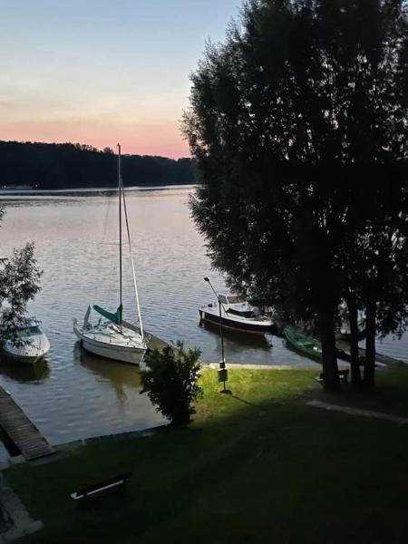 Mieszkanie nad jeziorem z własną linią brzegową, Book Feriehus Ilawa 