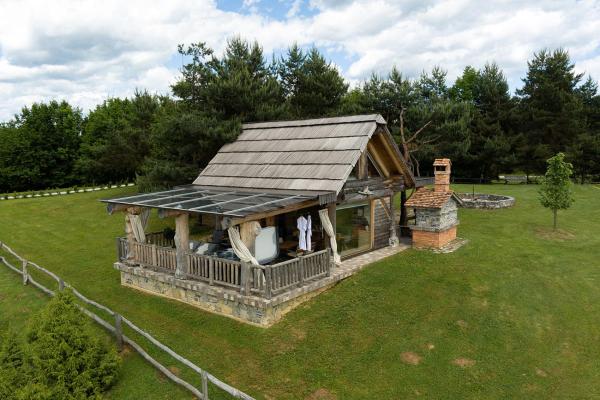 Holiday Home Ernest Železni with hot tub, Book Chalet Hoteller i Osrednjeslovenska med pool, Swimmingpool