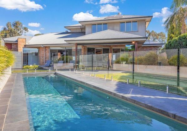 Blair Street - Luxury Home with Pool and Theatre, Book Feriehus Hoteller i Moama med pool, Swimmingpool