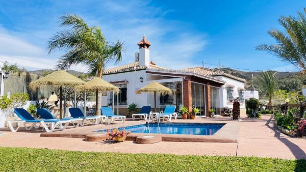 Cortijo VILLA EL PINO, Book Feriehus Hoteller i Axarquía med pool, Swimmingpool