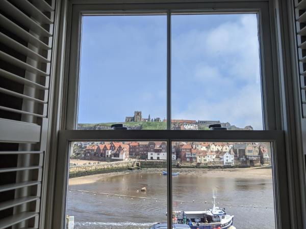 Whitby Sea View Cottage Prime Historic Old Town Location, Book Feriehus Yorkshire Moors hoteller med parkering, Parkering