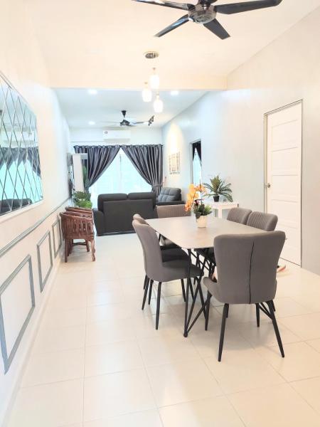 Private pool Cassa Dinies, Wifi , Bbq,10 pax, Book Feriehus Kelantan hoteller med pool, Swimmingpool