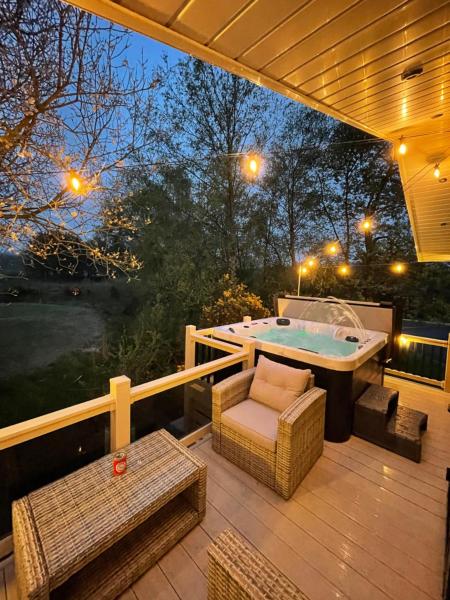 Torrey Pines - 2 bedroom hot tub lodge with free golf, NO BUGGY, Book Villa Scotland hoteller med parkering, Parkering