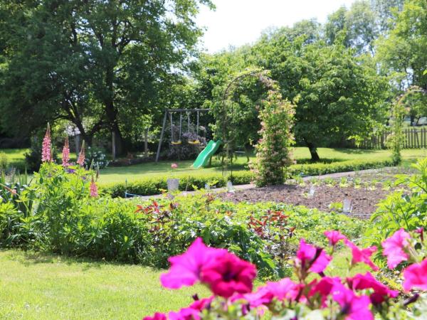 Gîte de caractère avec jardin, terrasse, et équipements pour enfants à Saint-Blin - FR-1-611-31, Book Hotel Saint-Blin 