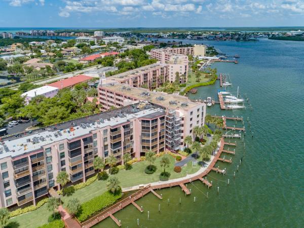 Renovated with Riverfront Views, Book Feriehus Sommerhuse i Florida, Hytte