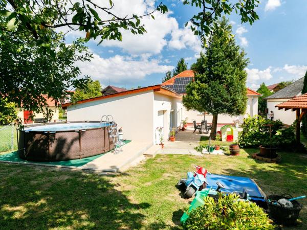 Holiday Home Cherry by Interhome, Book Feriehus Hoteller i Somogy med pool, Swimmingpool