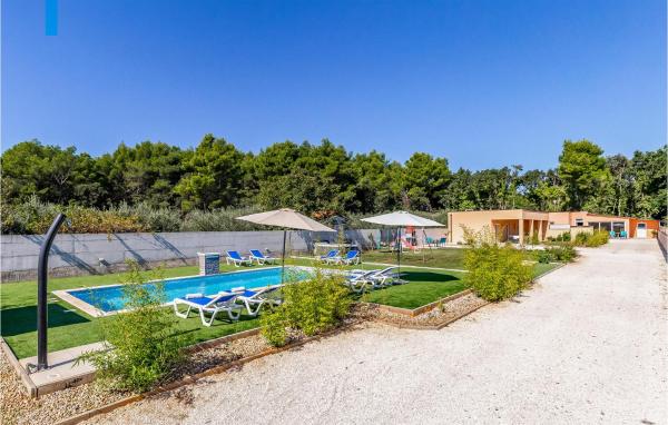 Beautiful Home In Medulin, Book Feriehus Hoteller i Pula Riviera med pool, Swimmingpool