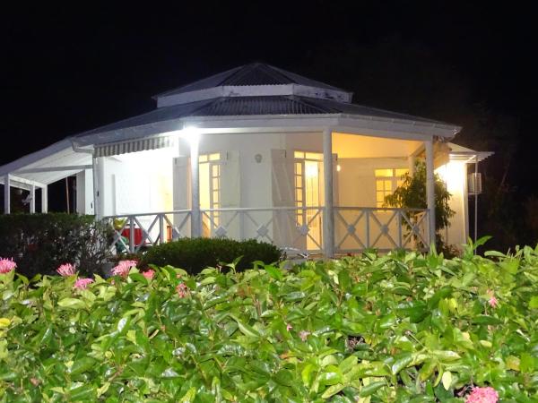 La villa les palmiers simplicité convivialité, Book Feriehus Grande-Terre hoteller med pool, Swimmingpool