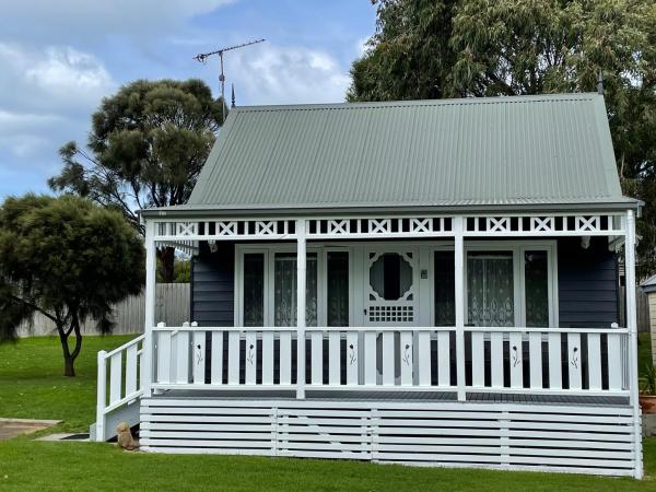 Nest - charming, comfortable coastal villa, Book Villa Port Fairy Victoria