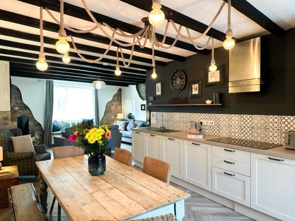 Harbour Way Cottage by Coast & Country Stays, Book Feriehus Scotland hoteller med parkering, Parkering
