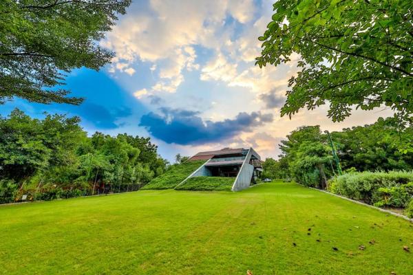 One 90 by the golf@kensville, Book Villa Nānodra Gujarat