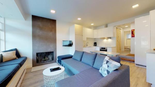Lakefront Oasis by Harmony Whistler, Book Hotel Whistler Britisk Columbia
