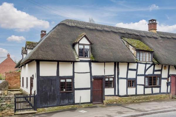 Cotswold Thatched Cottage, Book Feriehus  