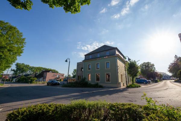 Green & Breakfast Le Luxembourg, Book Bed and Breakfast Hoteller i Capellen med parkering, Parkering