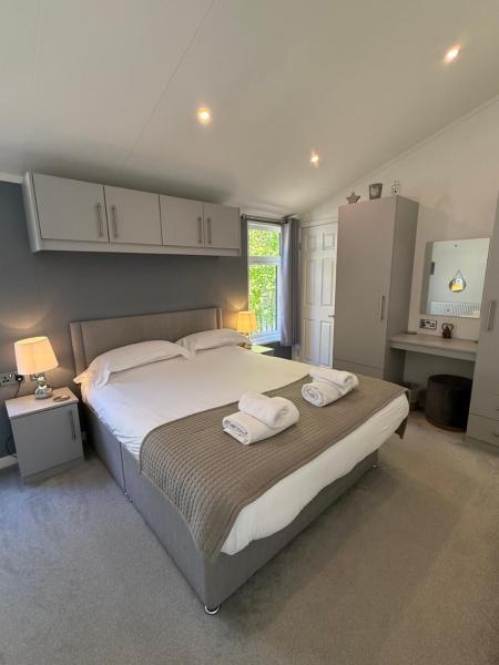 Fox Lodge at Owlet Hideaway - with Hot Tub, Near York, Book Feriehus  