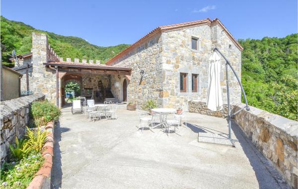 2 Bedroom Nice Home In Pulfero, Book Feriehus Hoteller i Friuli Venezia Giulia med parkering, Parkering