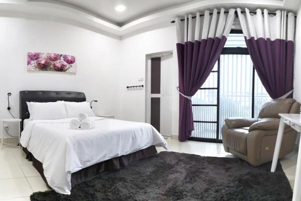 Teratak Persona Homestay. 4 rooms double storey terrace in Kuantan City, Book Feriehus Hoteller i Pahang med parkering, Parkering