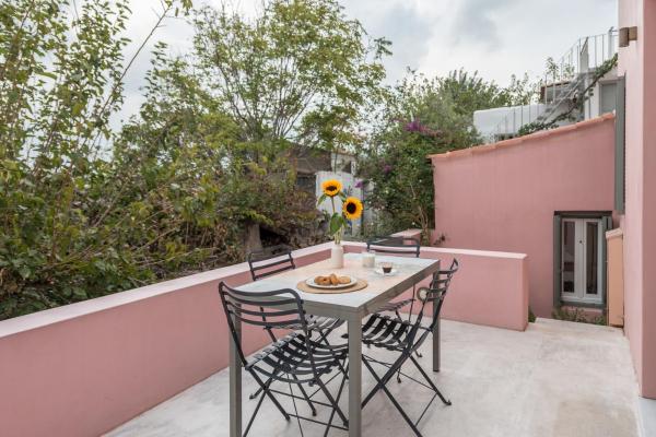 Anafiotika hideaway acropolis Athens by Cycladica, Book Feriehus Athen Regional Unit of Central Athens
