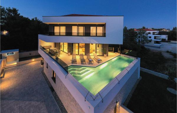 Cozy Home In Biograd Na Moru With Sauna, Book Feriehus Hoteller i Zadar County med pool, Swimmingpool