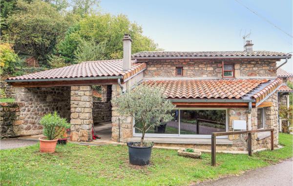 Nice Home In Thueyts With Wifi, Book Feriehus Hoteller i Rhône-Alps med parkering, Parkering