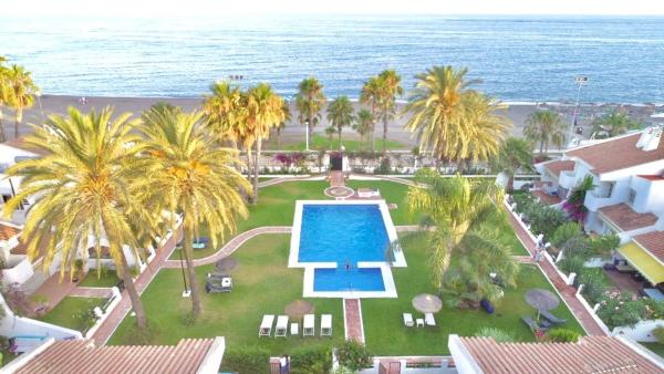 Beachfront oasis in Costa del Sol, Book Feriehus Hoteller i Axarquía med pool, Swimmingpool