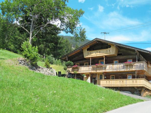 Chalet Alm Chalet by Interhome, Book Chalet Hoteller i Tyrol med parkering, Parkering