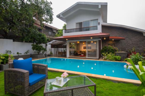 EL Lodge by StayVista - Pool, lawn, and a charming gazebo for your perfect getaway, Book Villa Hoteller i New Delhi med pool, Swimmingpool