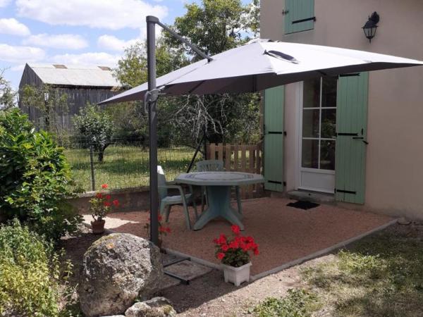 Gîte rénové avec terrasse privée et animaux admis - FR-1-489-10, Book Feriehus Neuvy Rhône-Alps