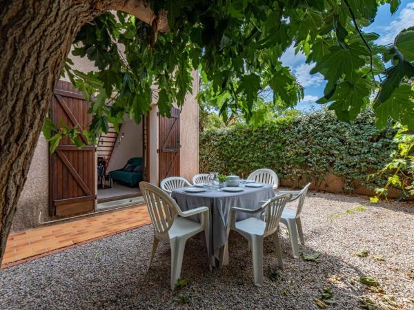 Holiday Home Hameau des Tamarins-2 by Interhome, Book Feriehus Corbières hoteller med parkering, Parkering