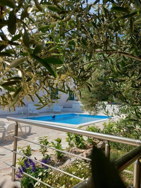 Holiday House M&A&K with swimming pool, Book Lejlighed Plano Kastel Stafilic