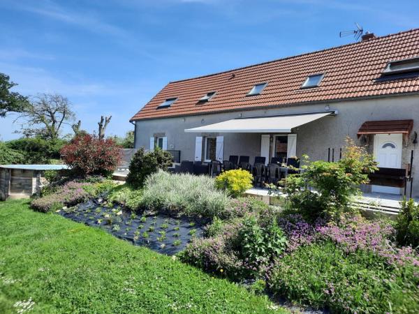 Ancienne longère rénovée avec piscine privative et animaux admis - FR-1-489-201, Book Feriehus Échassières hoteller med pool, Swimmingpool